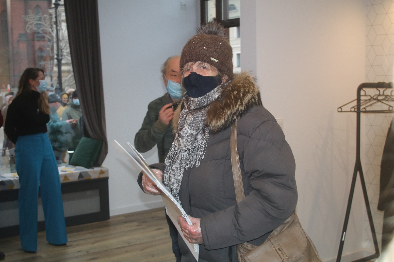 Legniccy fotoreporterzy rozdawali kalendarz miejski na 2022 rok