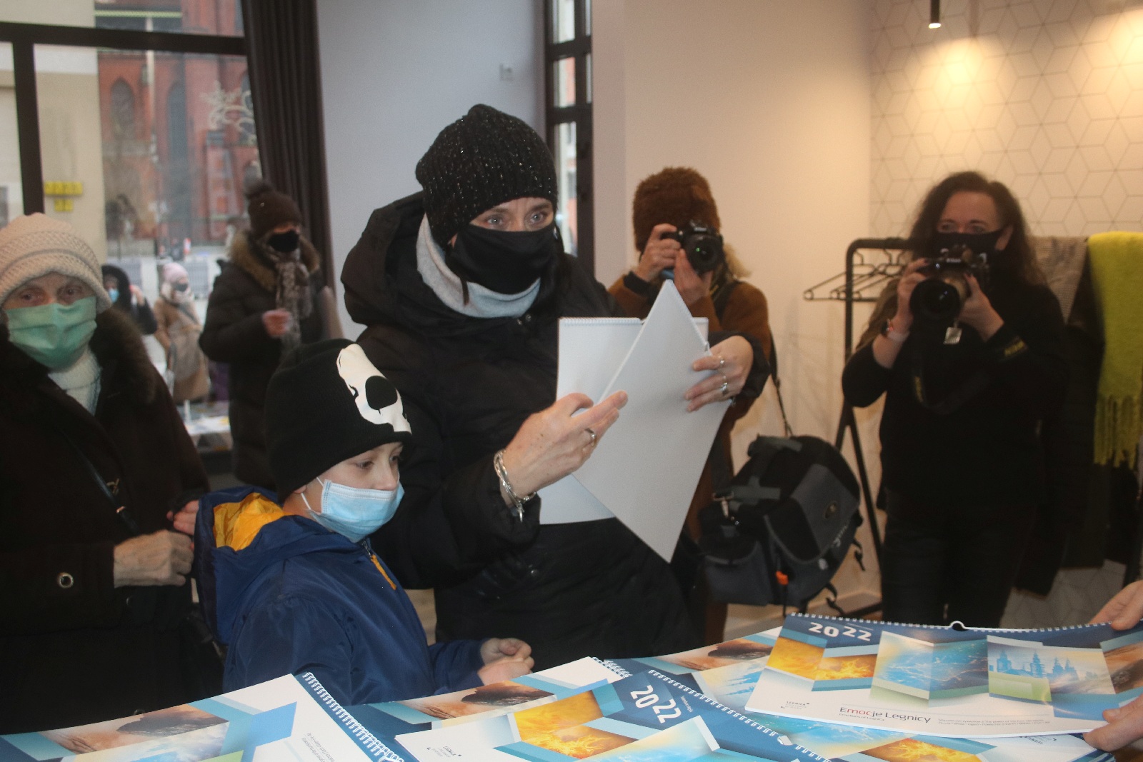 Legniccy fotoreporterzy rozdawali kalendarz miejski na 2022 rok