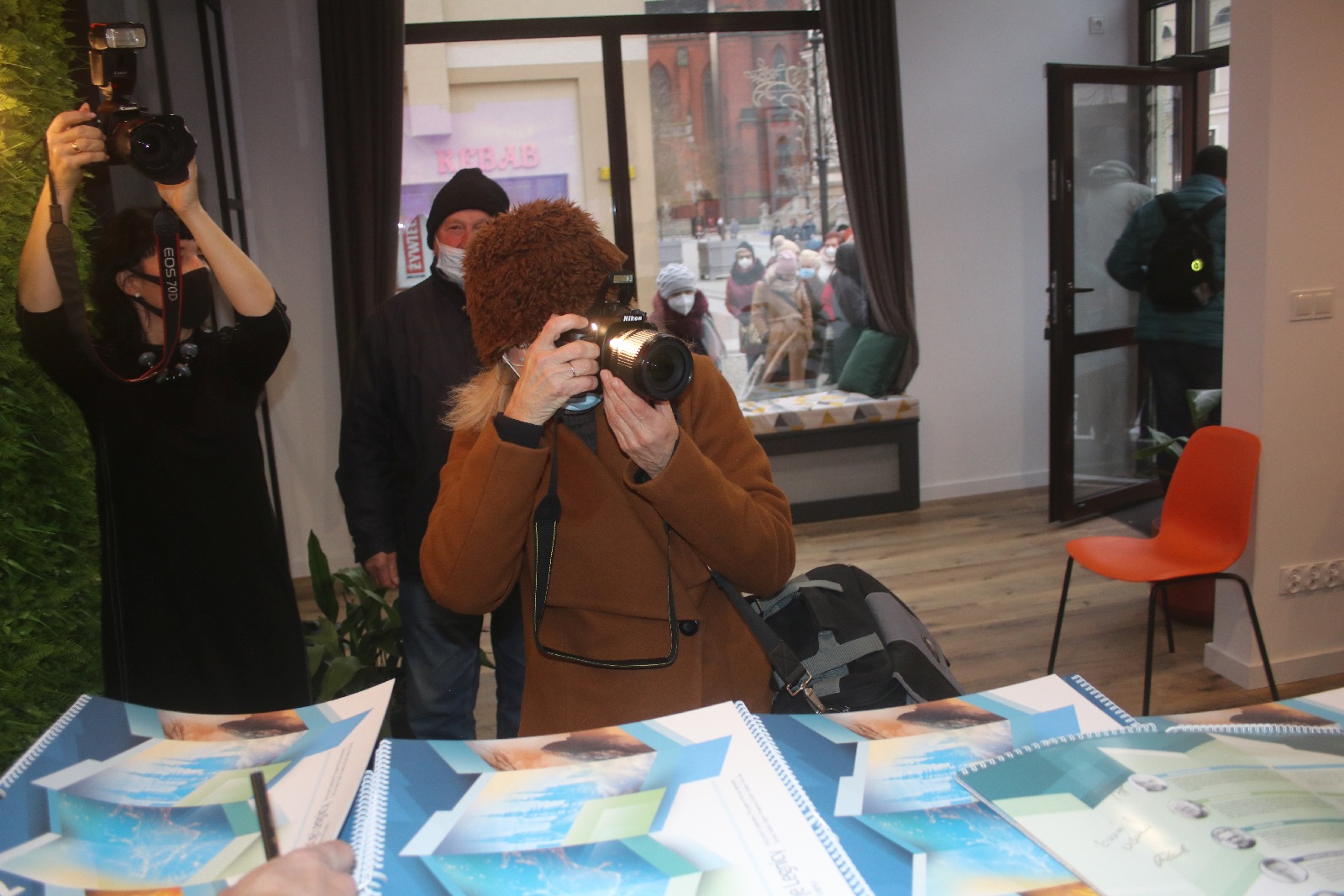 Legniccy fotoreporterzy rozdawali kalendarz miejski na 2022 rok