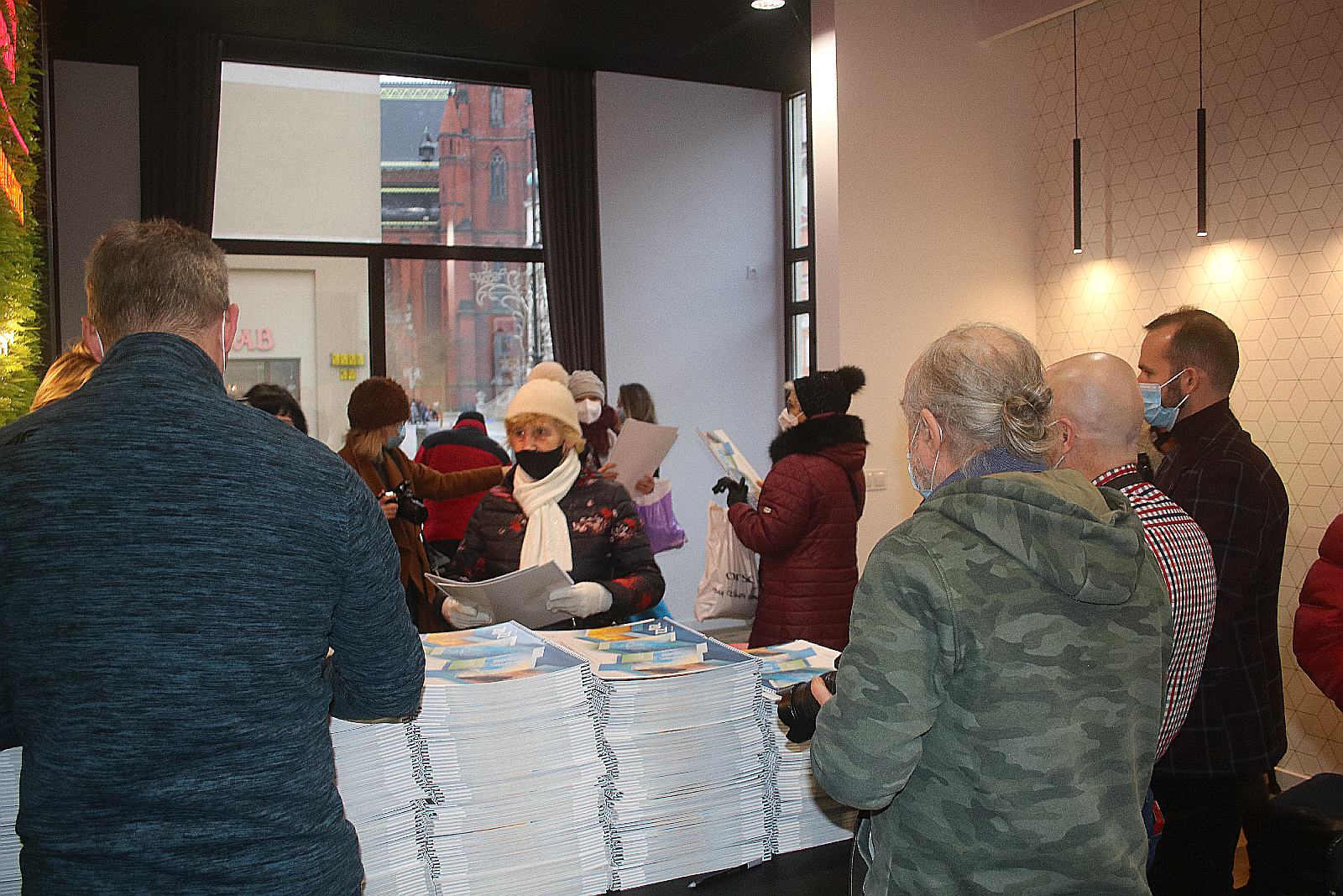 Legniccy fotoreporterzy rozdawali kalendarz miejski na 2022 rok