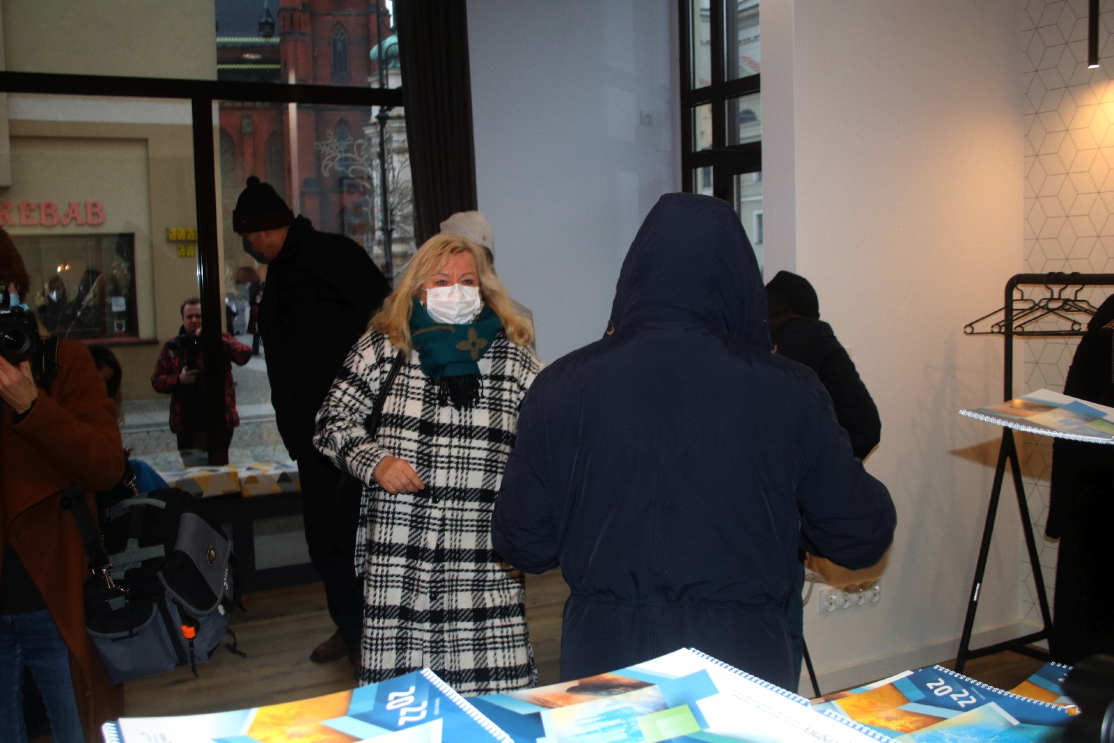 Legniccy fotoreporterzy rozdawali kalendarz miejski na 2022 rok