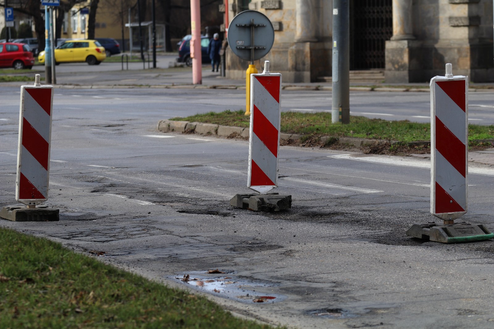 Slalom na Pocztowej. Dziura na dziurze