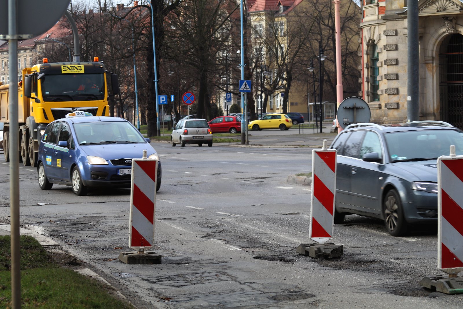 Slalom na Pocztowej. Dziura na dziurze