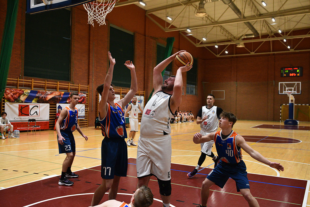 Basket Legnica zdecydowanie wygrywa z UKS SMS Karpacz