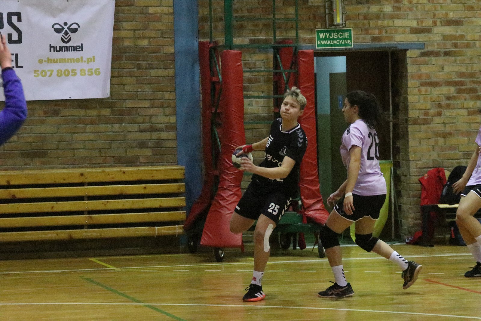 Juniorki UKS Dziewiątki Legnica przegrywają z juniorkami Egiptu