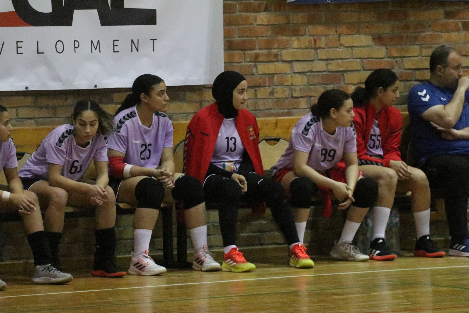 Juniorki UKS Dziewiątki Legnica przegrywają z juniorkami Egiptu