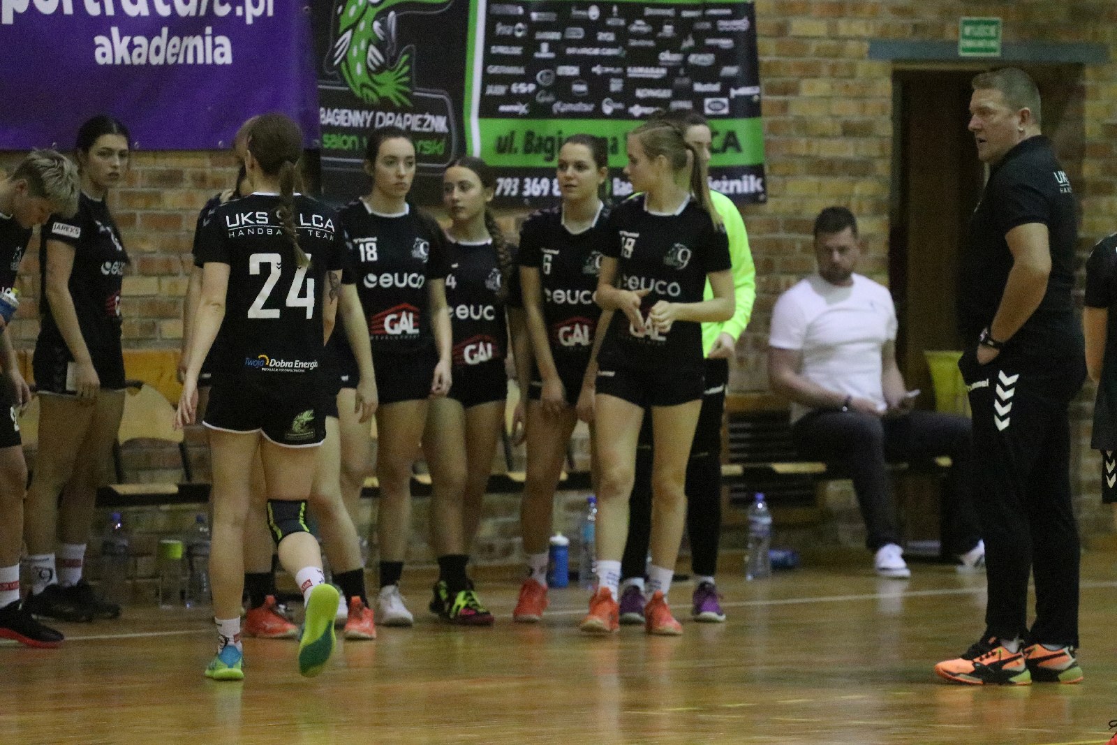 Juniorki UKS Dziewiątki Legnica przegrywają z juniorkami Egiptu