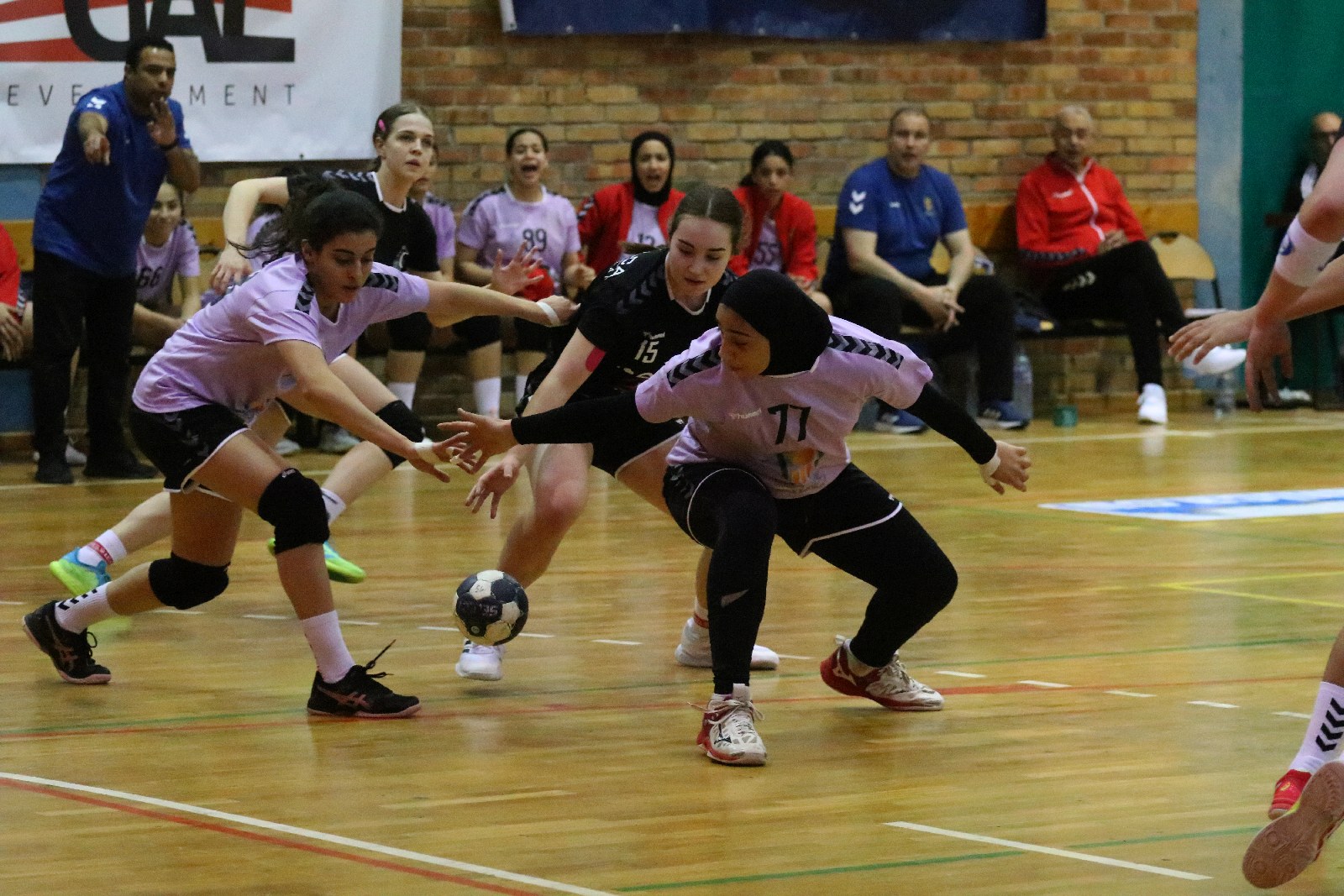 Juniorki UKS Dziewiątki Legnica przegrywają z juniorkami Egiptu