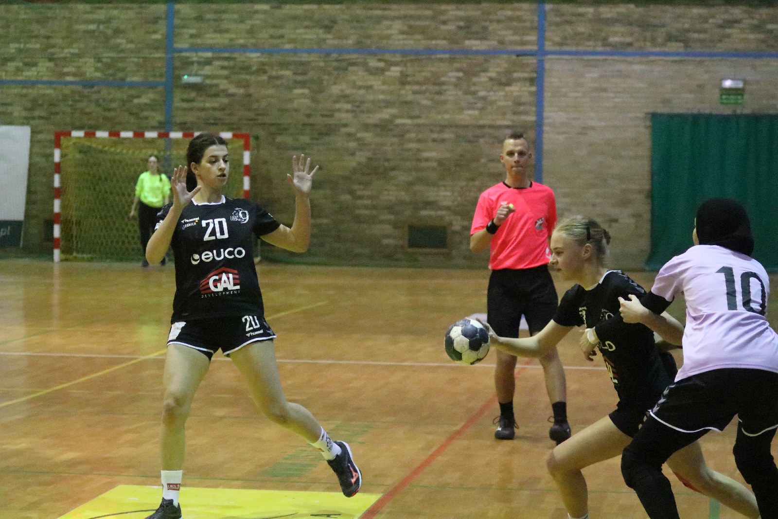 Juniorki UKS Dziewiątki Legnica przegrywają z juniorkami Egiptu