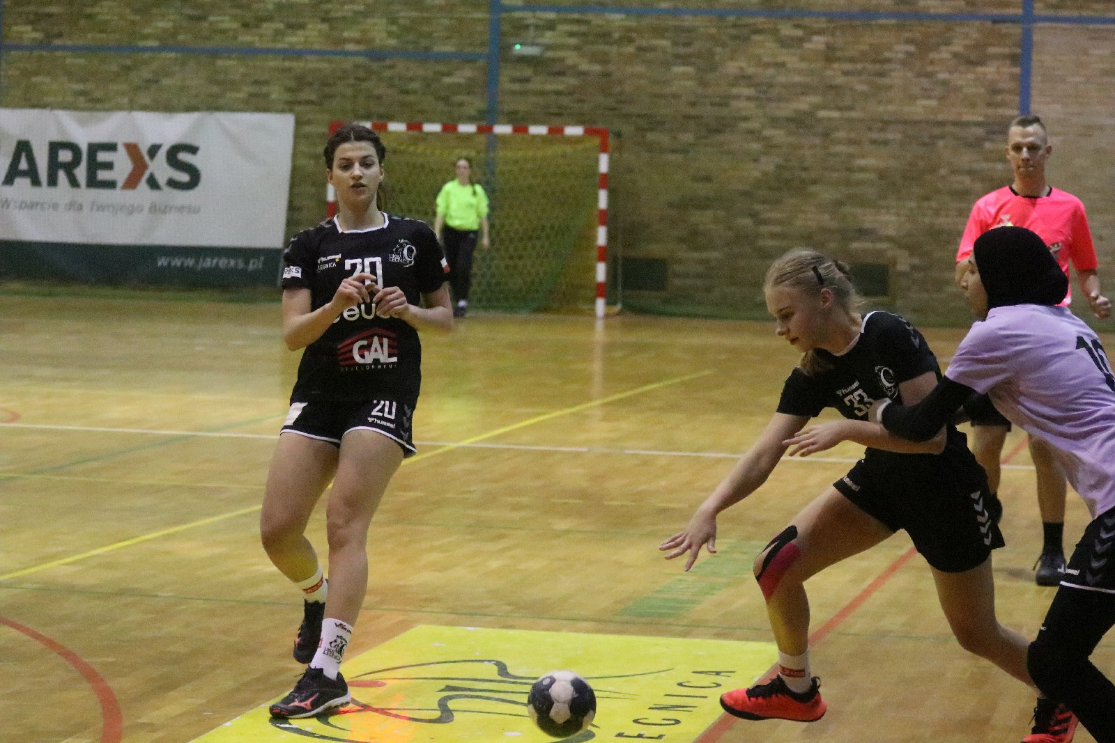 Juniorki UKS Dziewiątki Legnica przegrywają z juniorkami Egiptu