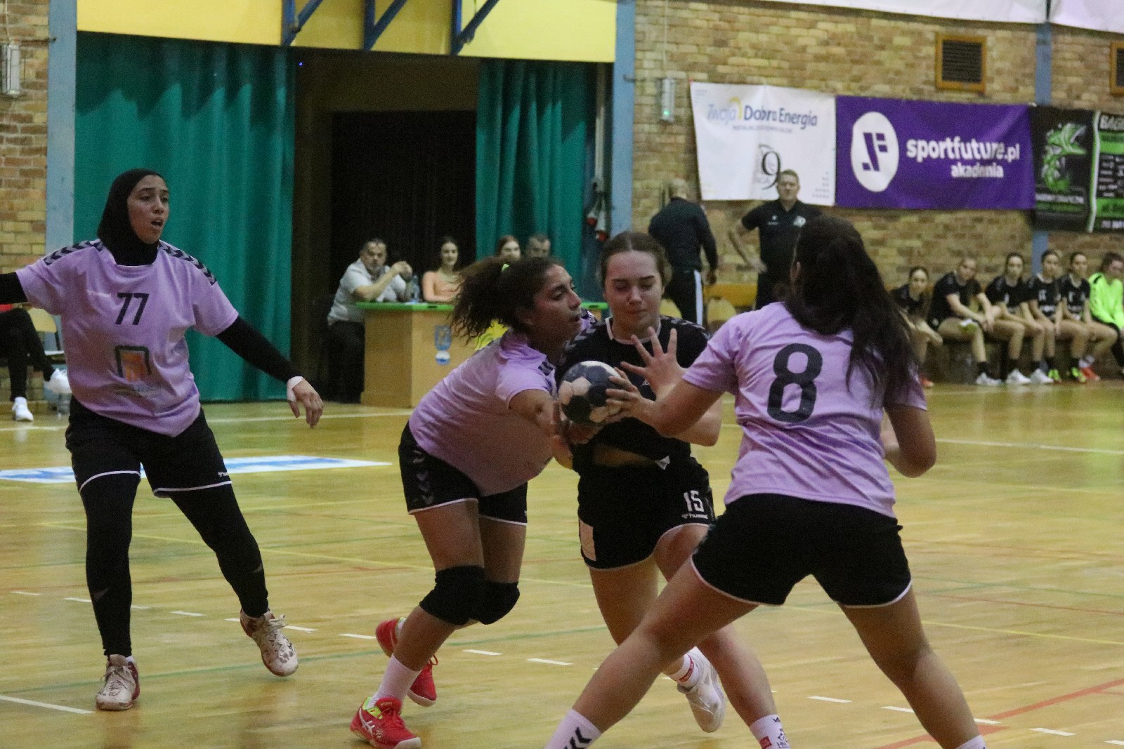 Juniorki UKS Dziewiątki Legnica przegrywają z juniorkami Egiptu