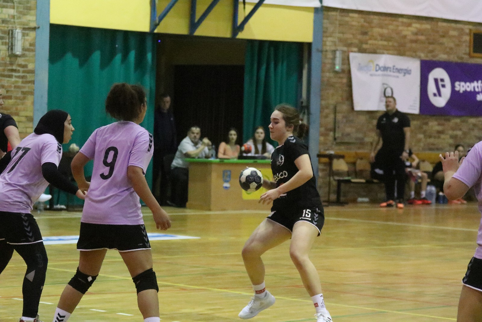 Juniorki UKS Dziewiątki Legnica przegrywają z juniorkami Egiptu