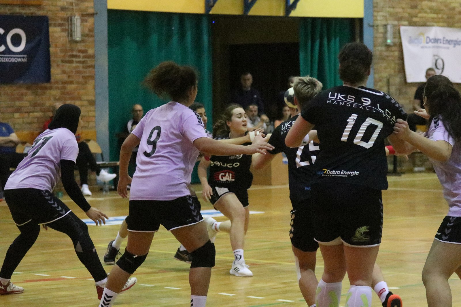 Juniorki UKS Dziewiątki Legnica przegrywają z juniorkami Egiptu
