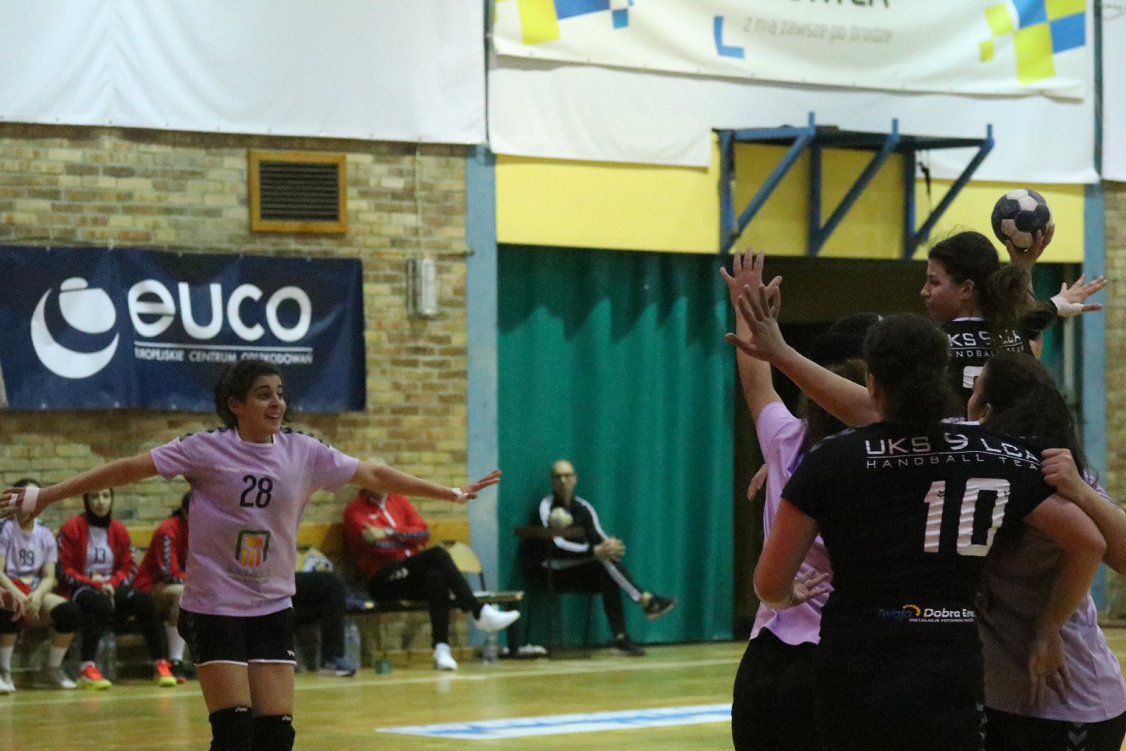 Juniorki UKS Dziewiątki Legnica przegrywają z juniorkami Egiptu