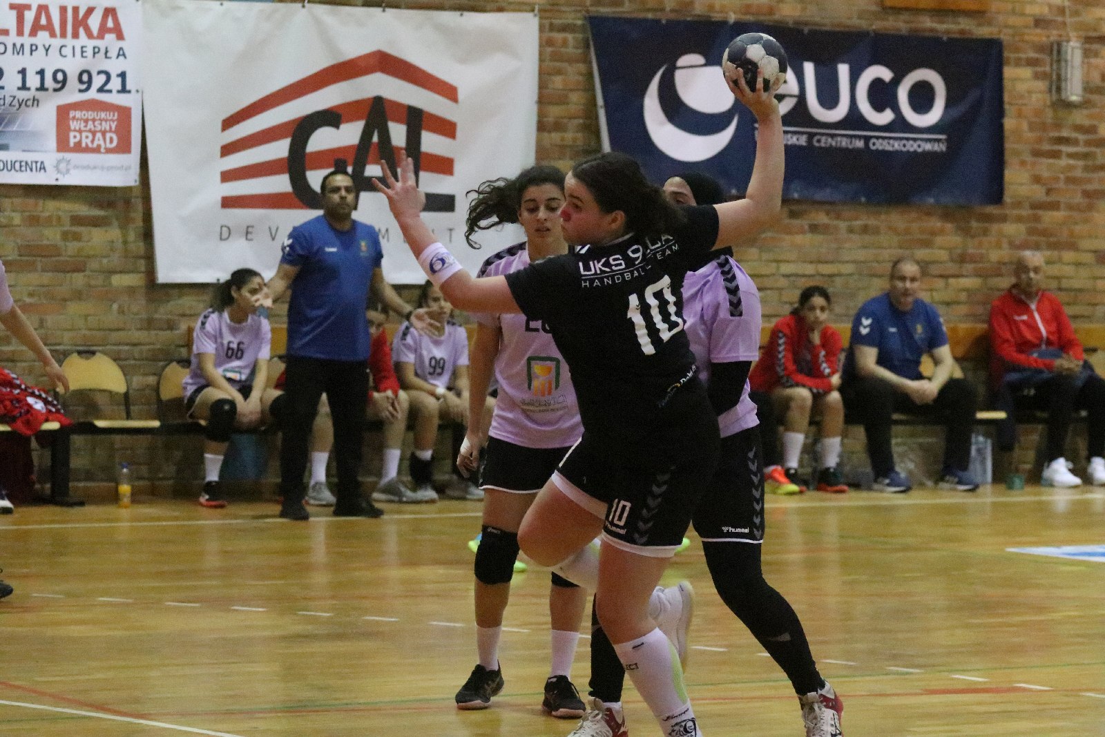 Juniorki UKS Dziewiątki Legnica przegrywają z juniorkami Egiptu
