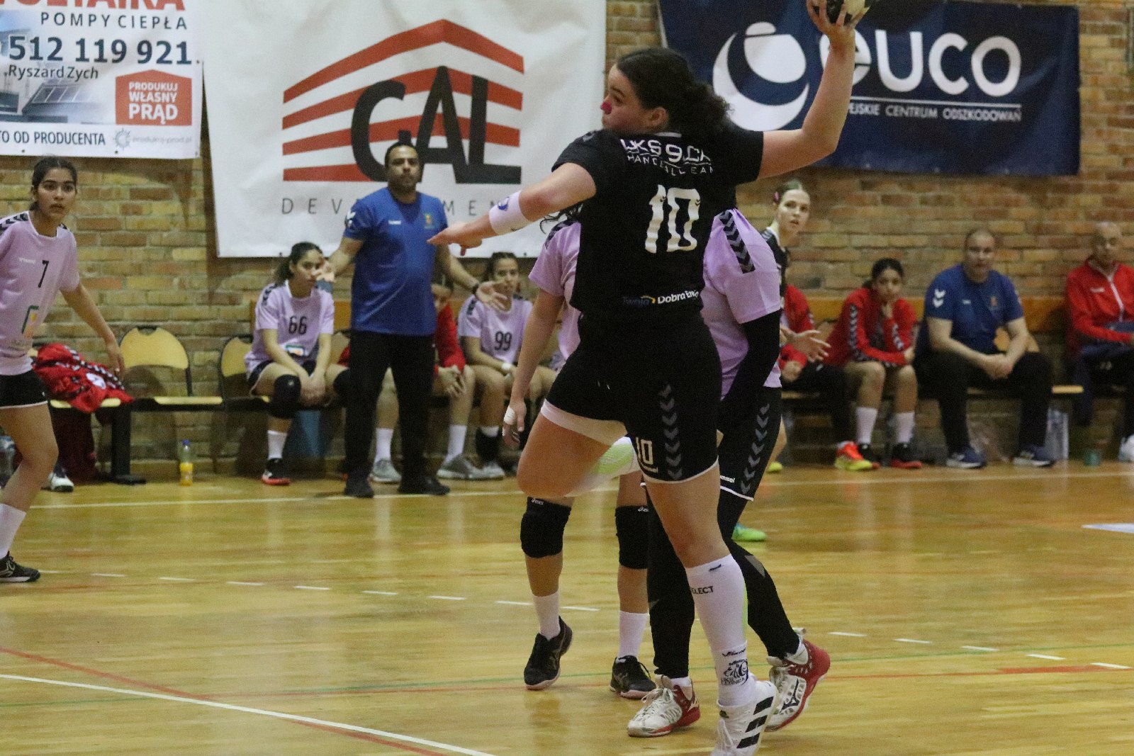 Juniorki UKS Dziewiątki Legnica przegrywają z juniorkami Egiptu