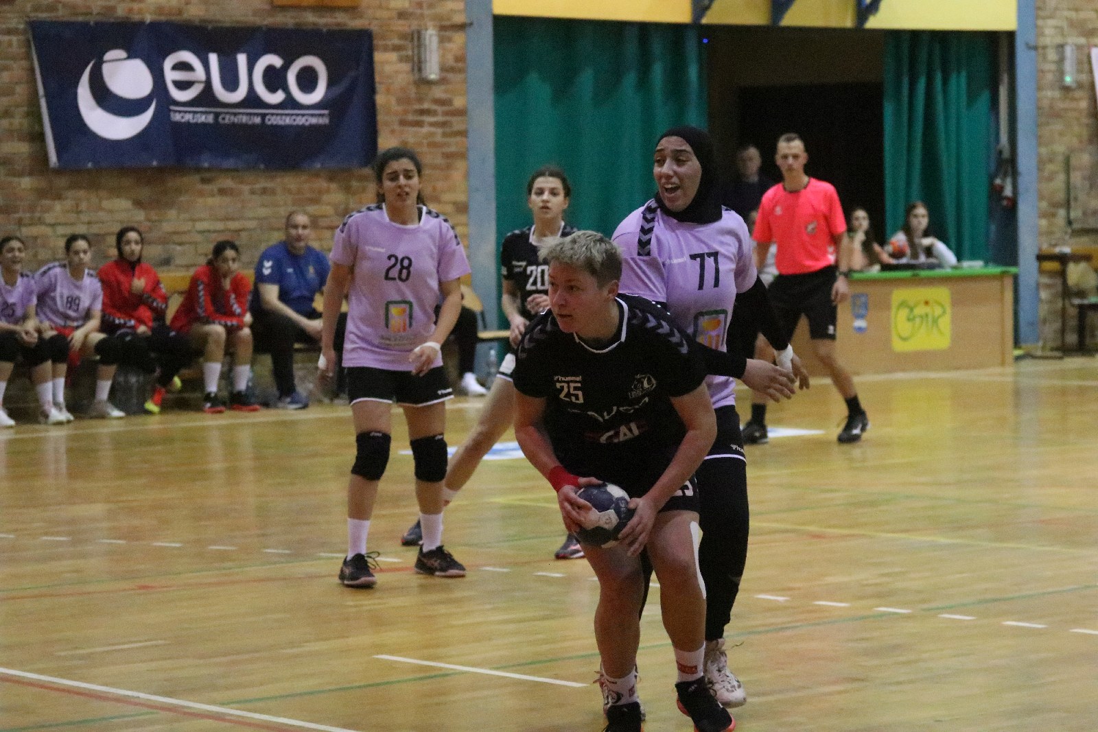 Juniorki UKS Dziewiątki Legnica przegrywają z juniorkami Egiptu