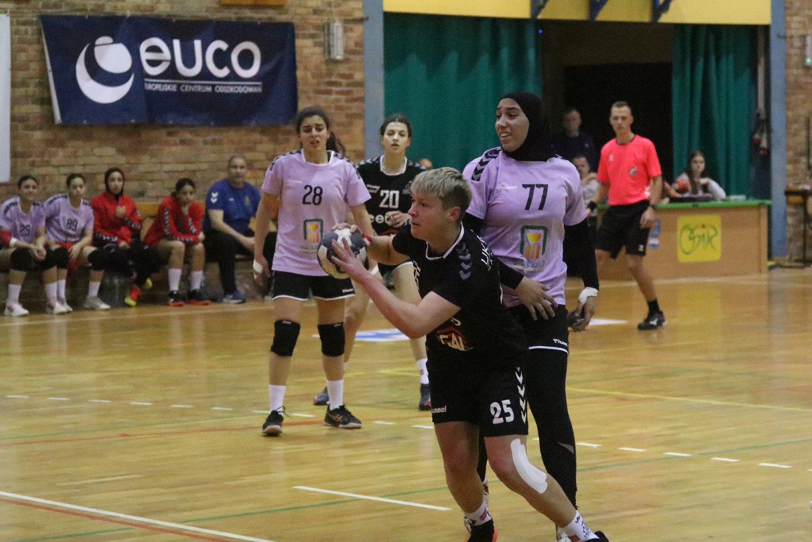 Juniorki UKS Dziewiątki Legnica przegrywają z juniorkami Egiptu