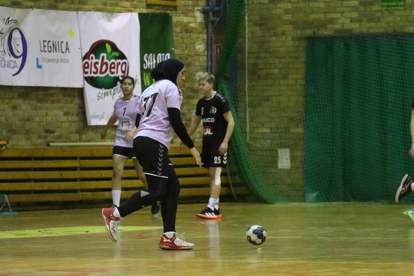 Juniorki UKS Dziewiątki Legnica przegrywają z juniorkami Egiptu