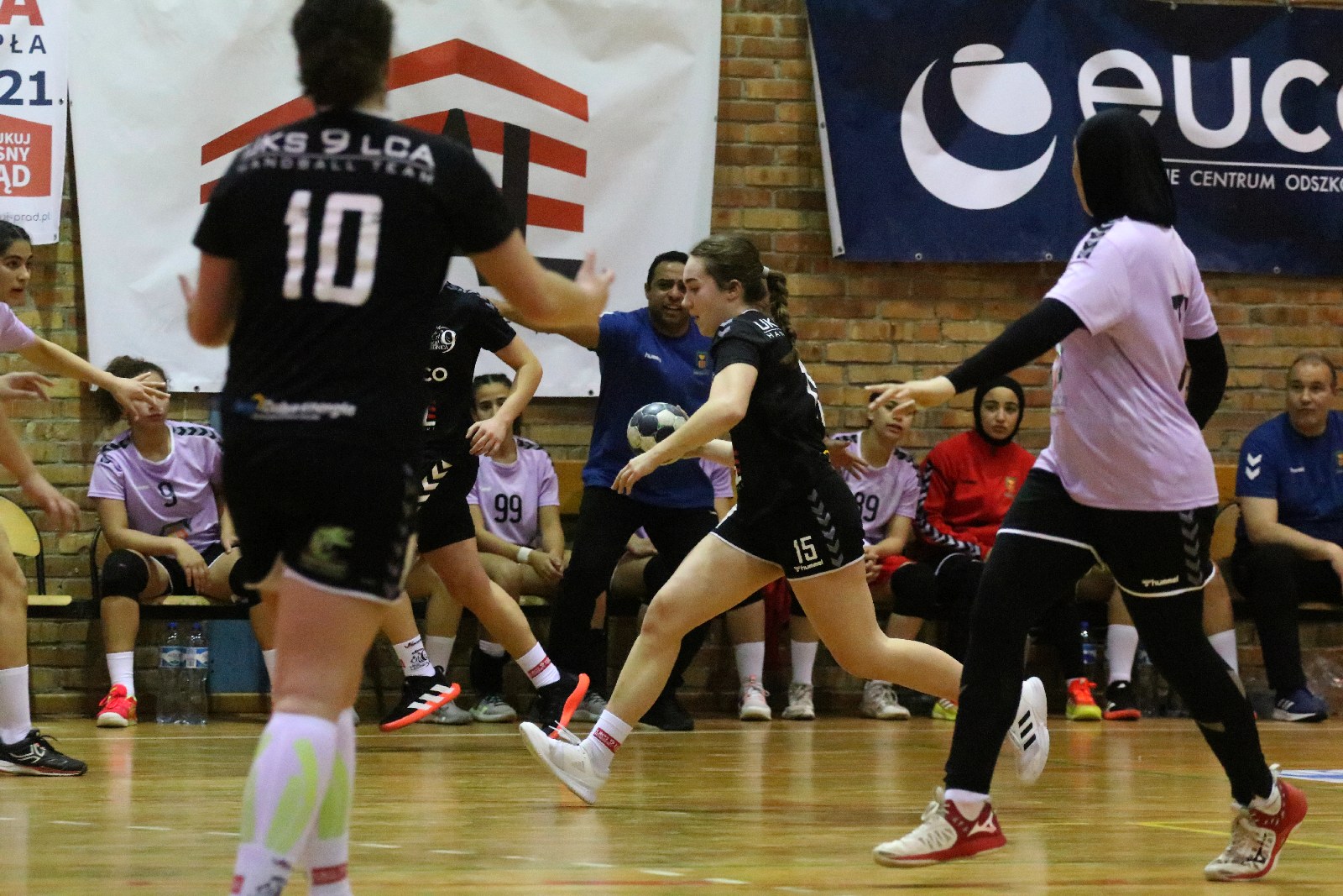 Juniorki UKS Dziewiątki Legnica przegrywają z juniorkami Egiptu