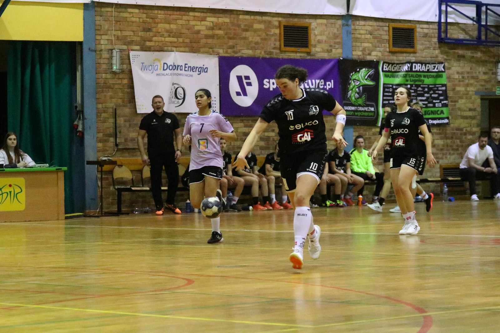 Juniorki UKS Dziewiątki Legnica przegrywają z juniorkami Egiptu