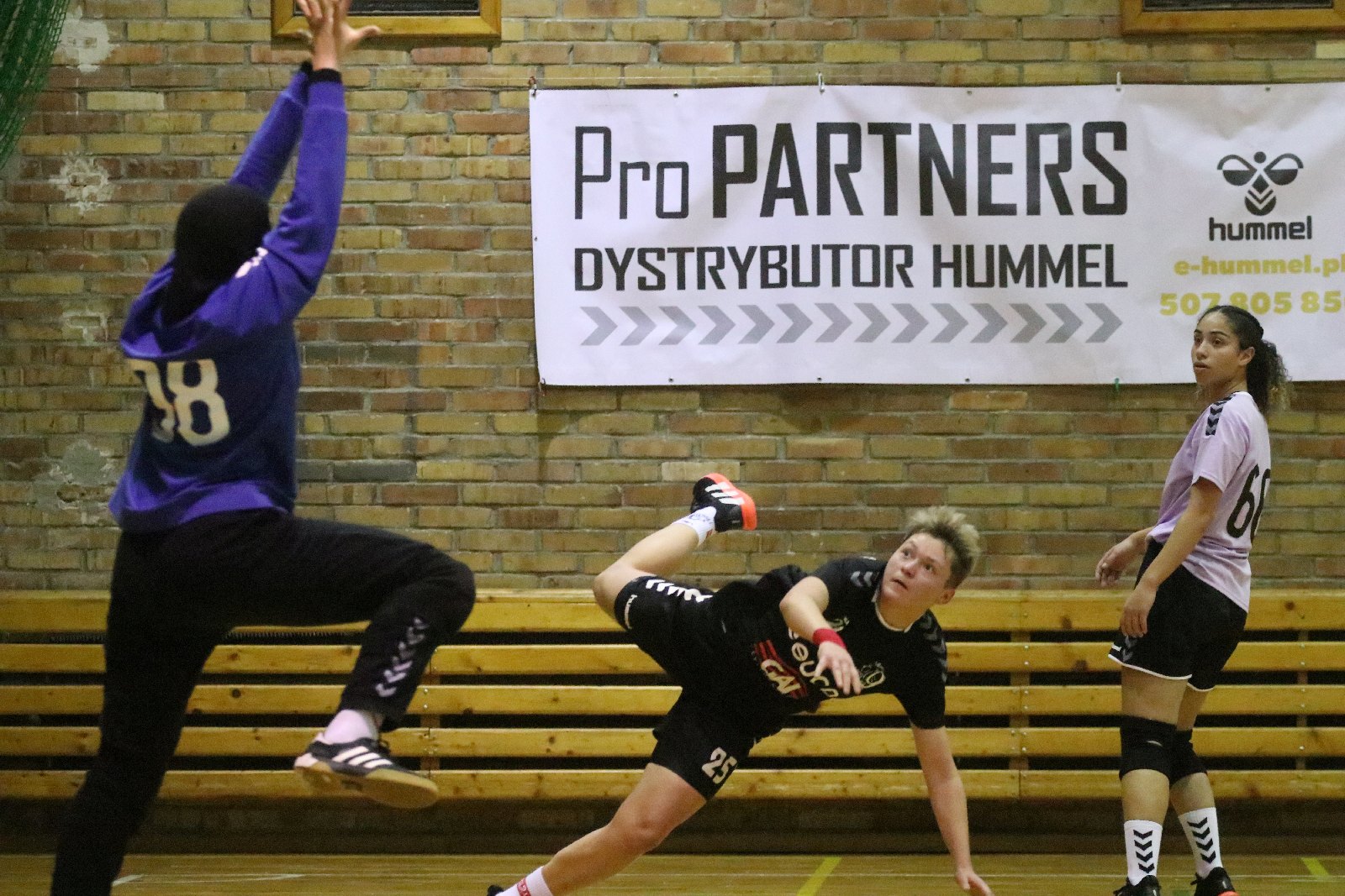 Juniorki UKS Dziewiątki Legnica przegrywają z juniorkami Egiptu