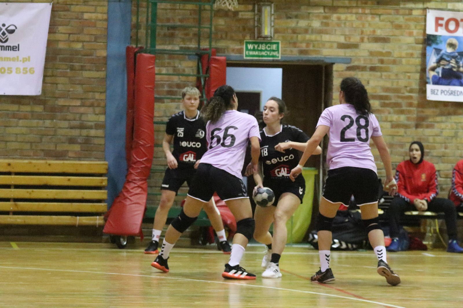 Juniorki UKS Dziewiątki Legnica przegrywają z juniorkami Egiptu
