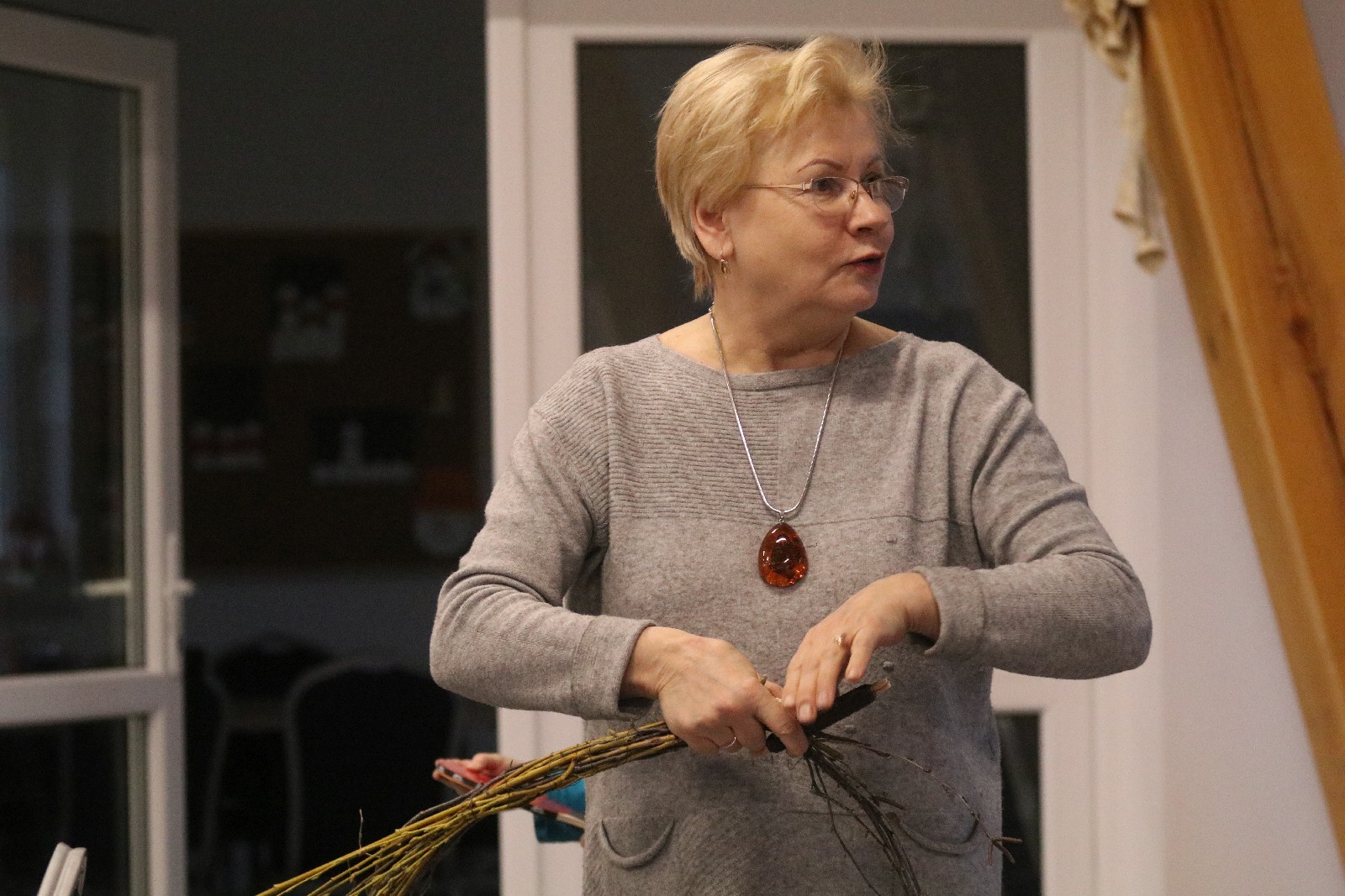 Mieszkańcy Kunic tworzyli wiosenne kompozycje kwiatowe