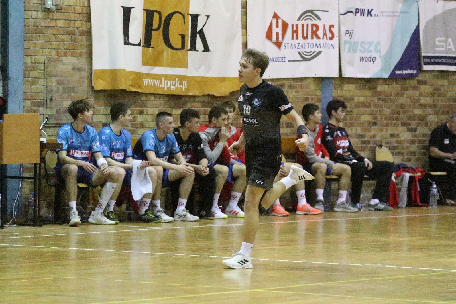 Siódemka Huras Legnica przegrywa w pierwszym meczu turnieju