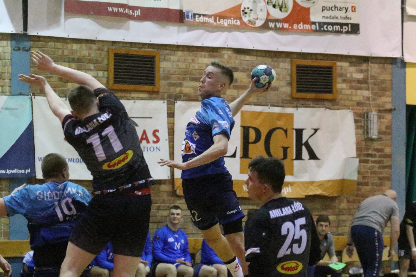 Siódemka Huras Legnica przegrywa w pierwszym meczu turnieju