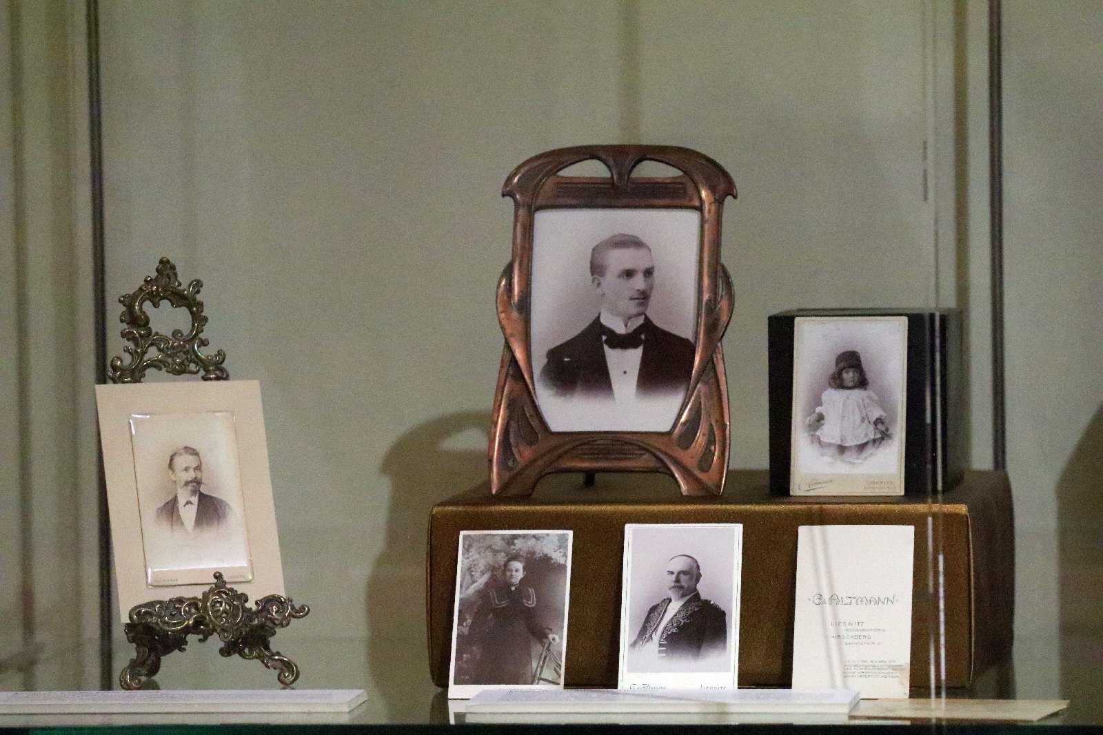 W dawnym atelier. Dzieje fotografii w Legnicy 1839–1939
