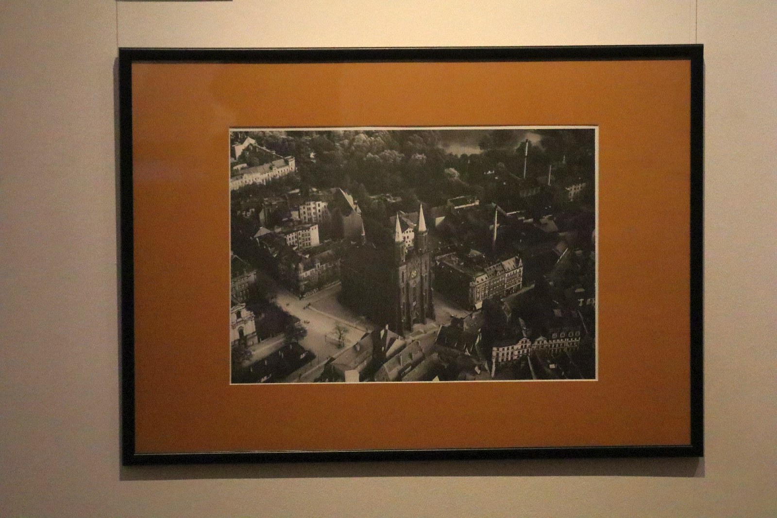W dawnym atelier. Dzieje fotografii w Legnicy 1839–1939