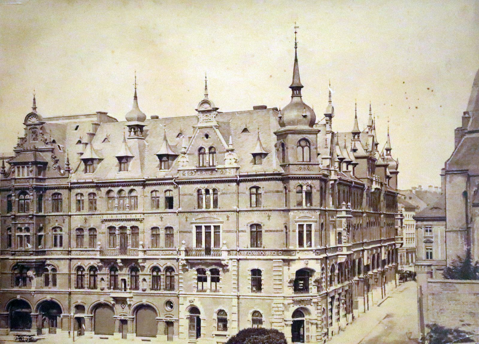 W dawnym atelier. Dzieje fotografii w Legnicy 1839–1939