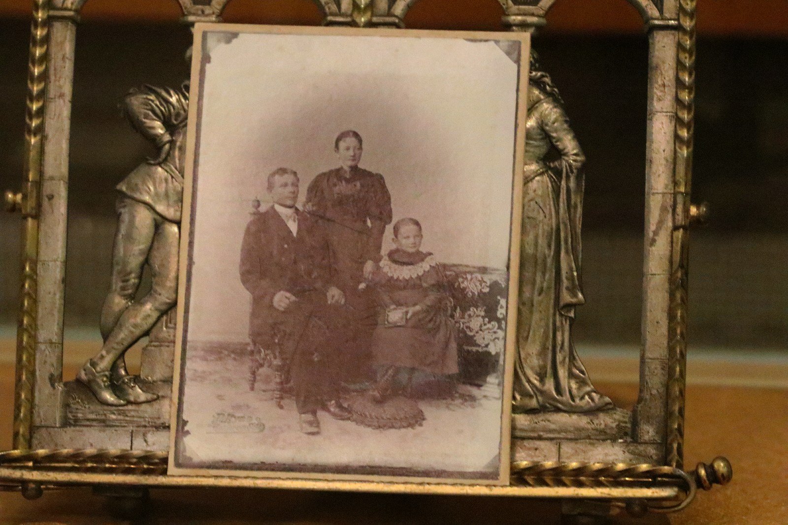 W dawnym atelier. Dzieje fotografii w Legnicy 1839–1939