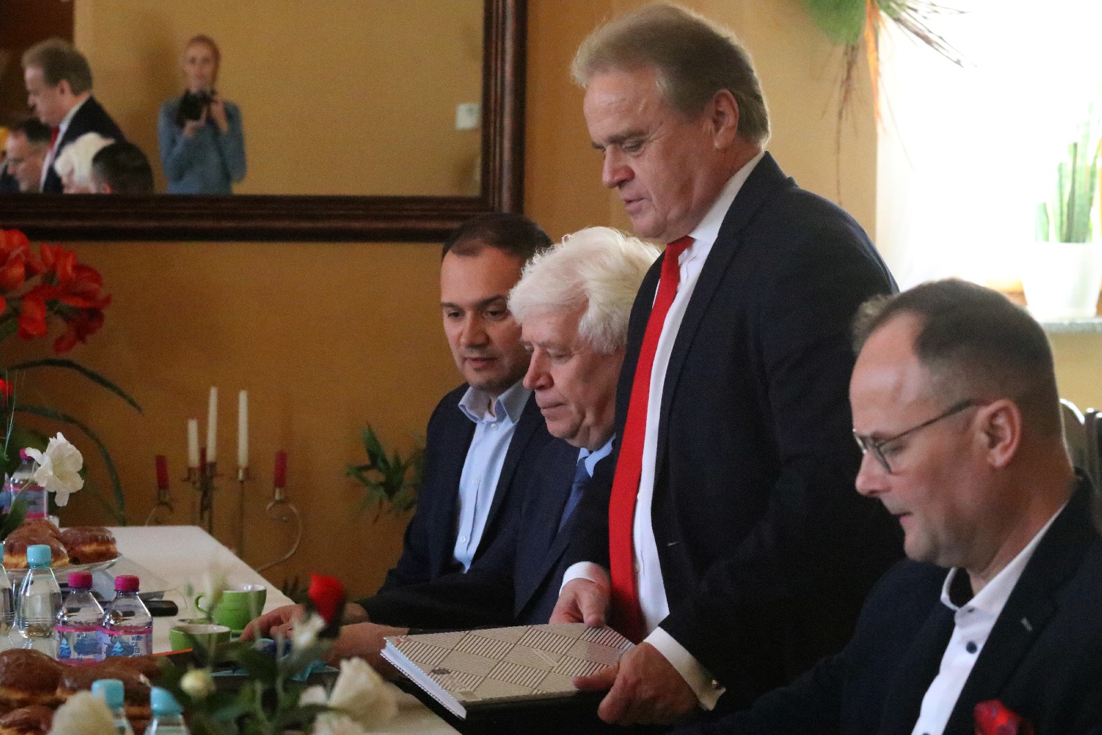 Koledzy samorządowcy pożegnali odwołanego wójta gminy Kunice