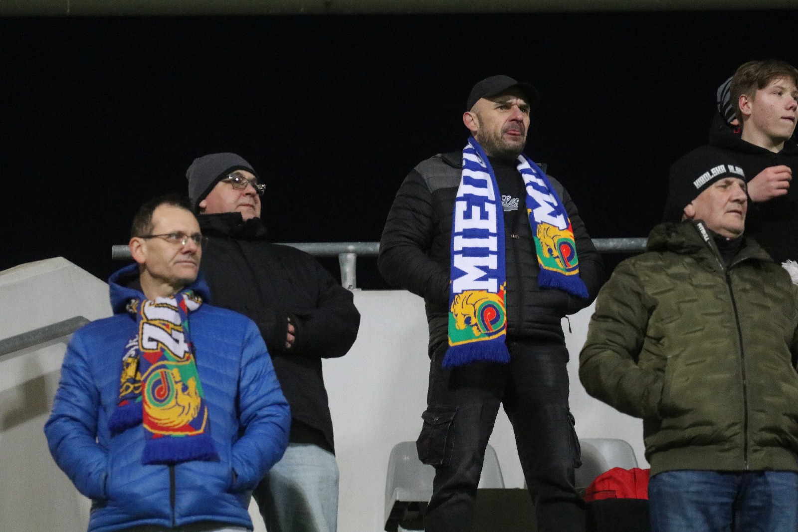 Mimo mroźnej pogody licznie zgromadzeni kibice wsparli Miedź