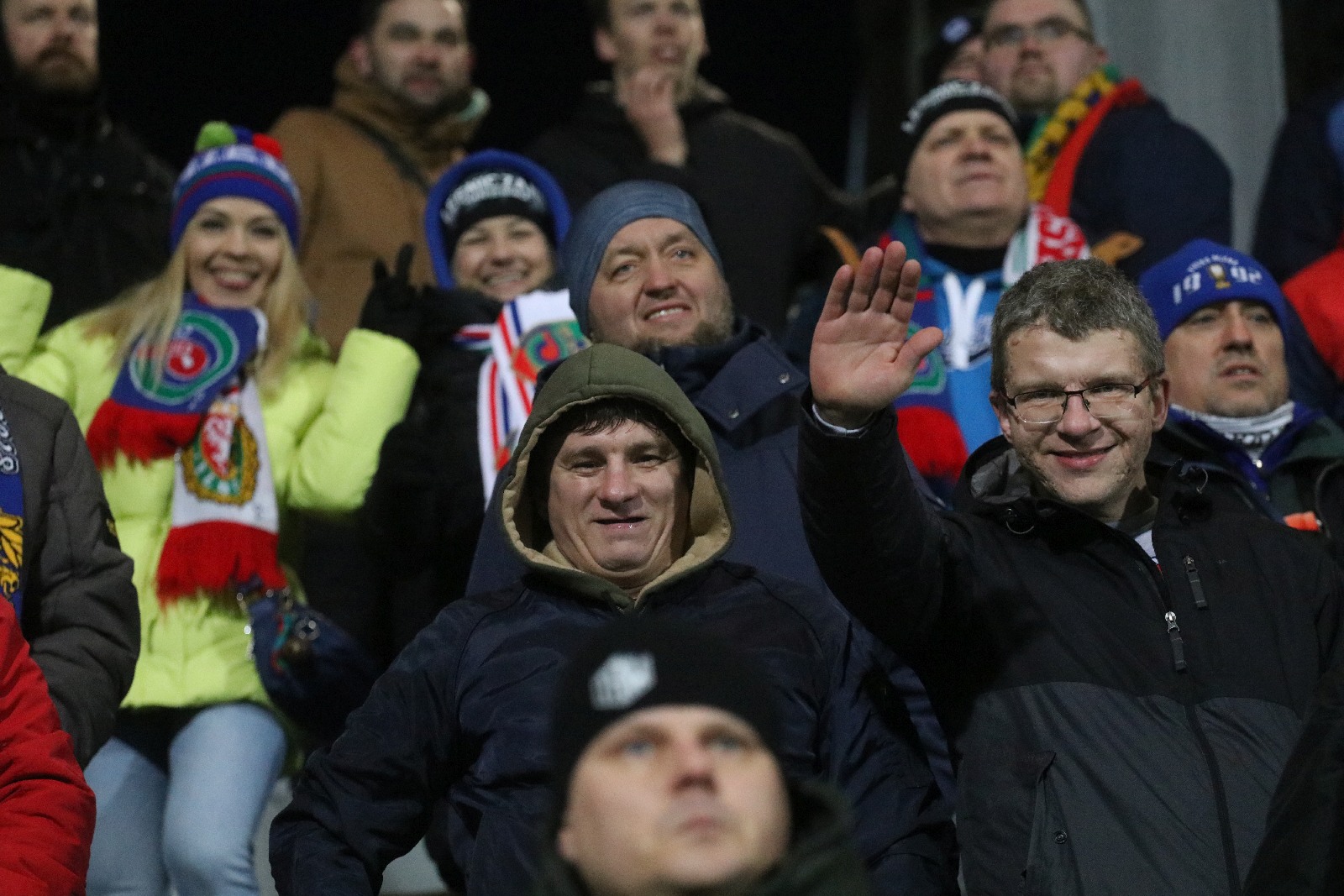 Mimo mroźnej pogody licznie zgromadzeni kibice wsparli Miedź