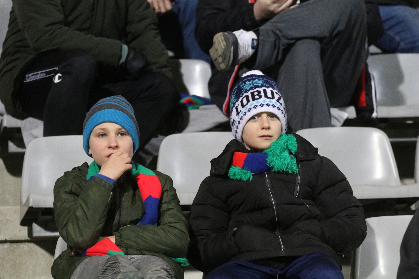 Mimo mroźnej pogody licznie zgromadzeni kibice wsparli Miedź
