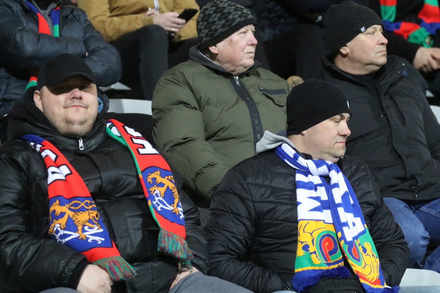 Mimo mroźnej pogody licznie zgromadzeni kibice wsparli Miedź