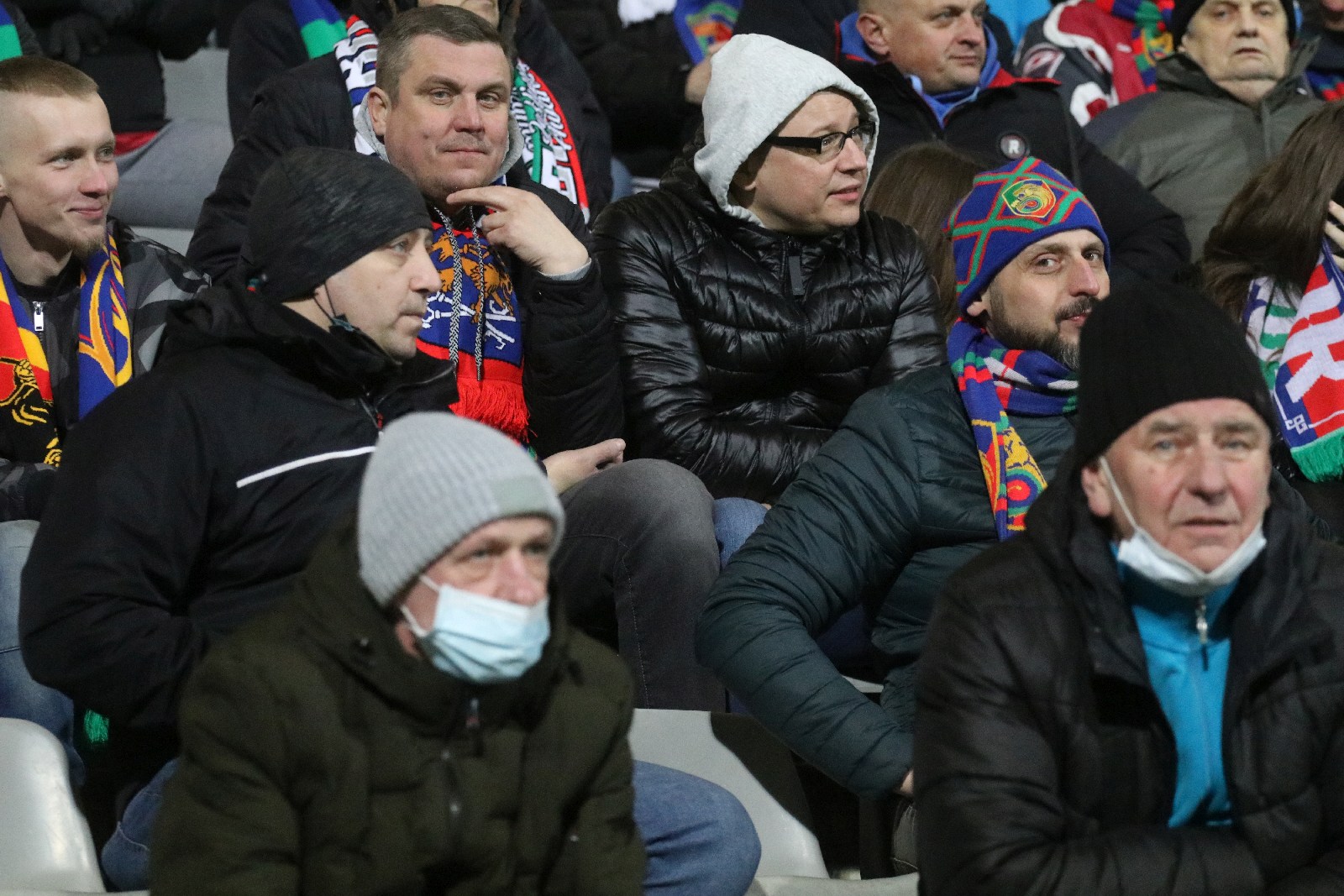 Mimo mroźnej pogody licznie zgromadzeni kibice wsparli Miedź