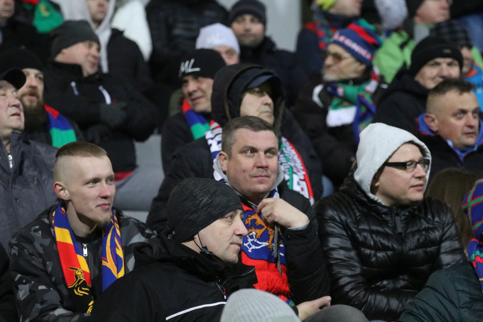 Mimo mroźnej pogody licznie zgromadzeni kibice wsparli Miedź