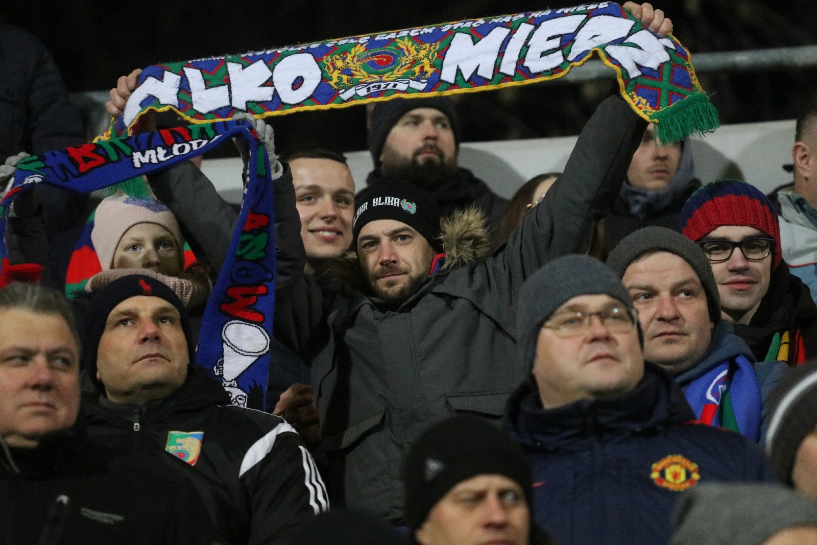 Mimo mroźnej pogody licznie zgromadzeni kibice wsparli Miedź