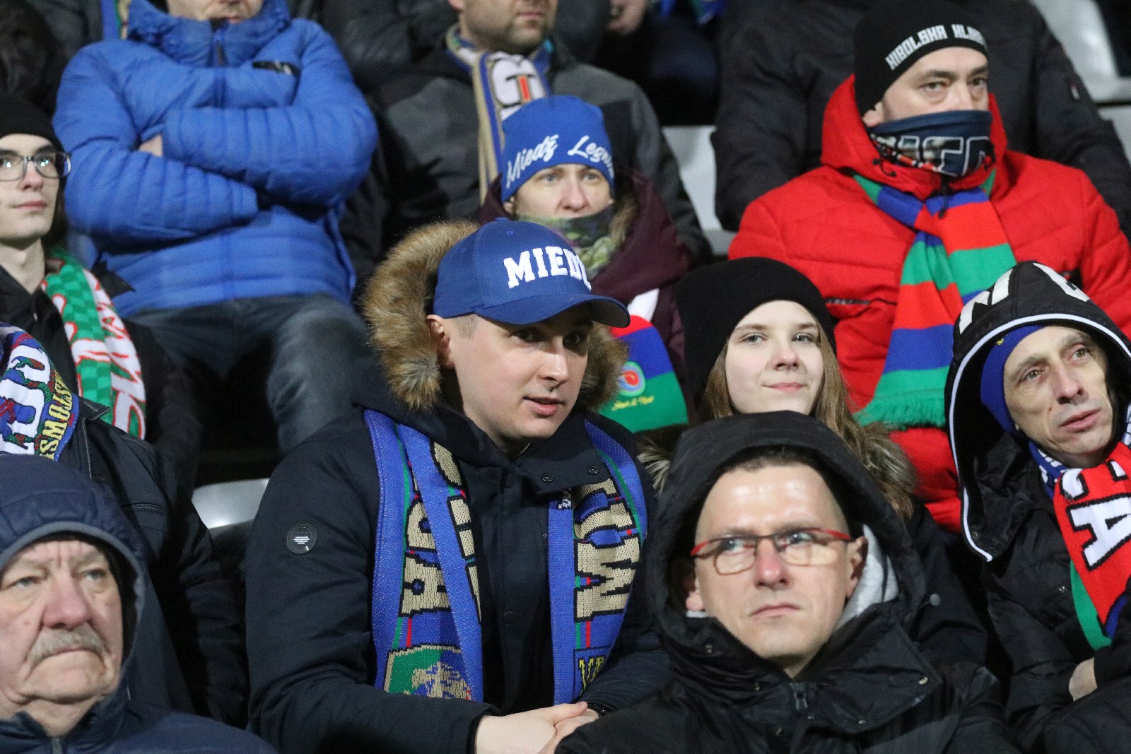 Mimo mroźnej pogody licznie zgromadzeni kibice wsparli Miedź