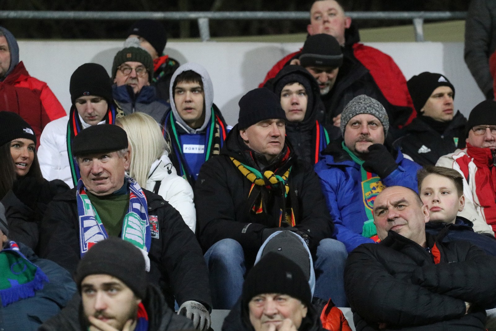 Mimo mroźnej pogody licznie zgromadzeni kibice wsparli Miedź