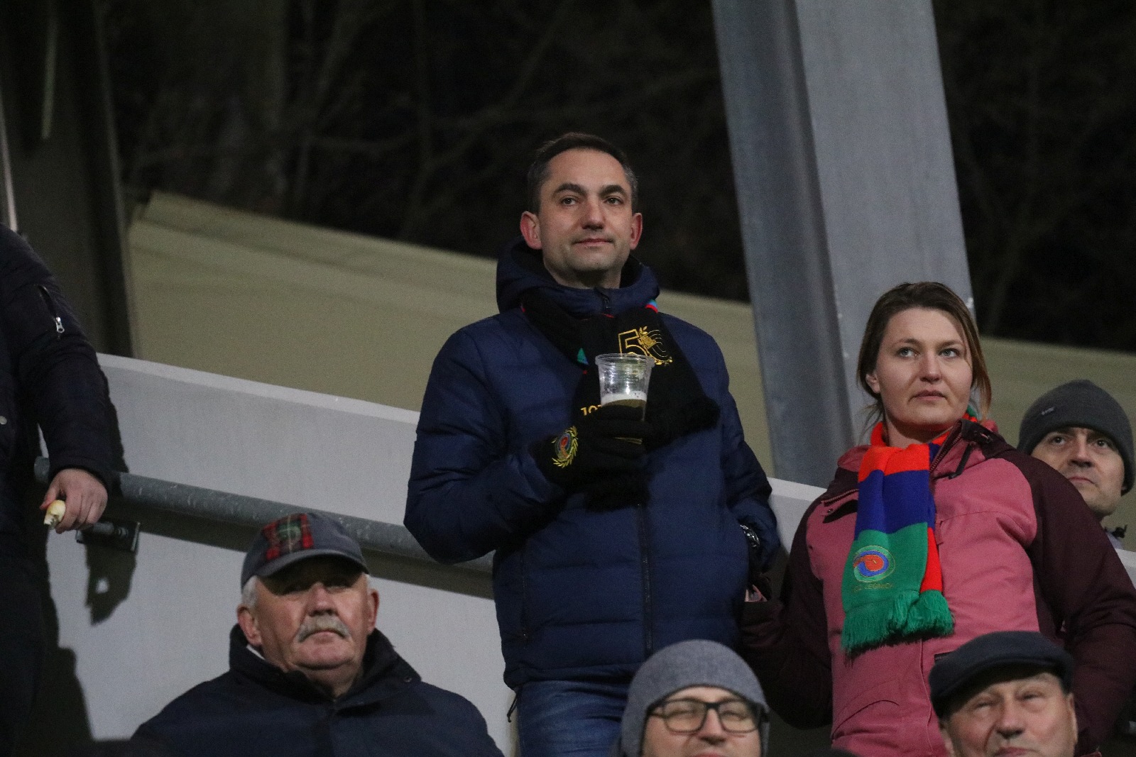 Mimo mroźnej pogody licznie zgromadzeni kibice wsparli Miedź
