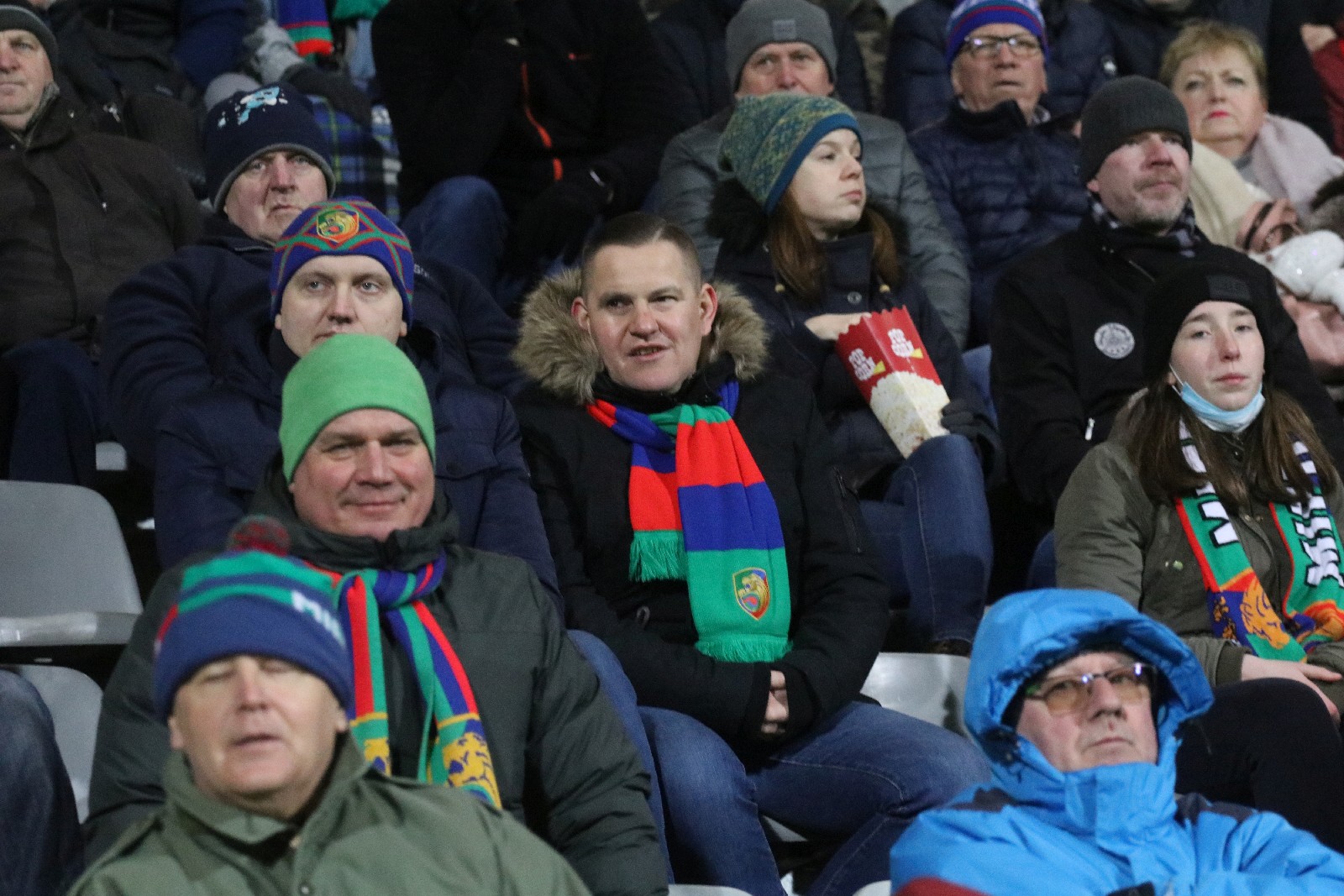 Mimo mroźnej pogody licznie zgromadzeni kibice wsparli Miedź