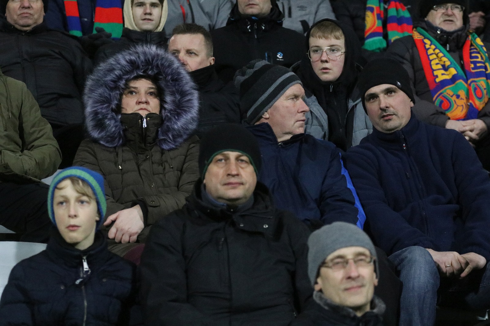 Mimo mroźnej pogody licznie zgromadzeni kibice wsparli Miedź