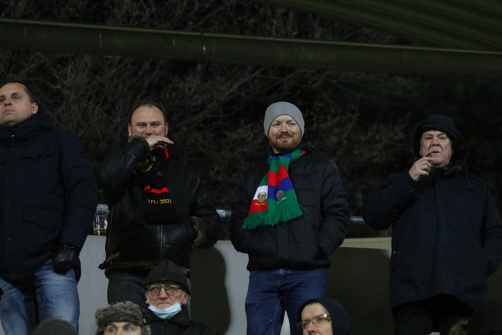 Mimo mroźnej pogody licznie zgromadzeni kibice wsparli Miedź
