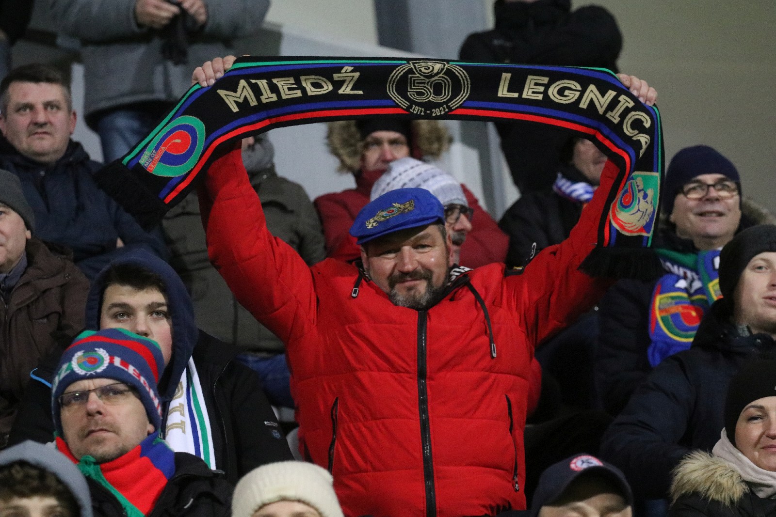 Mimo mroźnej pogody licznie zgromadzeni kibice wsparli Miedź