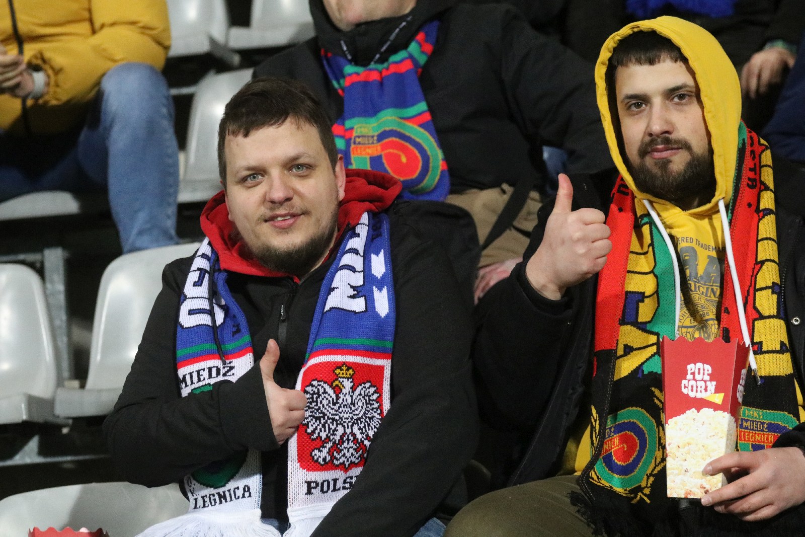 Mimo mroźnej pogody licznie zgromadzeni kibice wsparli Miedź